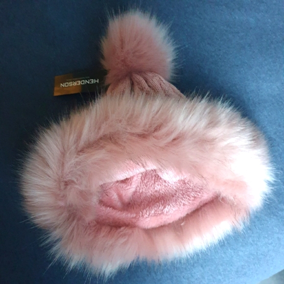 NWT knitted toque with faux fur detail - Picture 3 of 3
